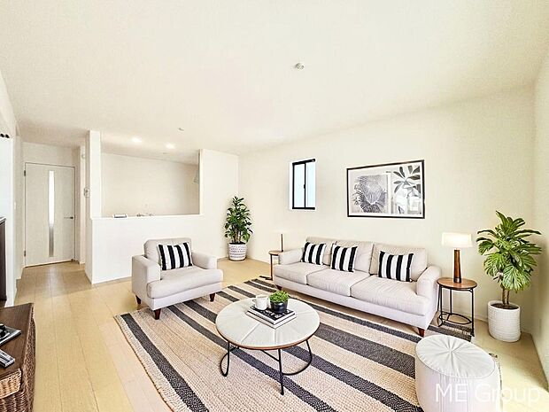 ご家族の賑やかな話し声で包まれる明るいリビング  ※家具はCGです