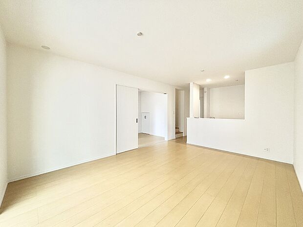 隣接の洋室を開放すればさらに広々空間に  