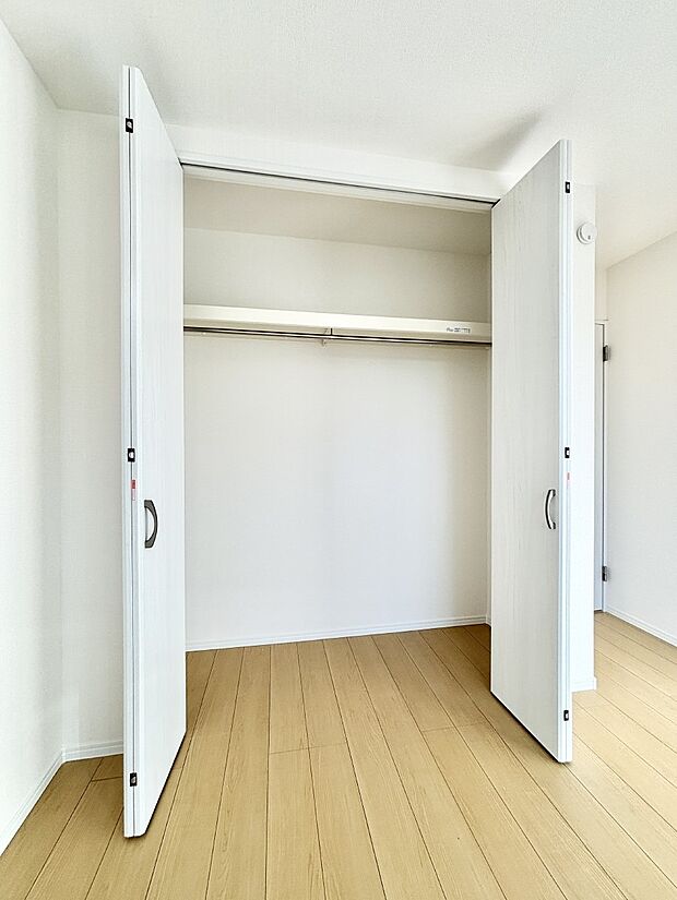 洋室のクローゼット。奥行きがあるので厚手の衣類もすっきり収まります。