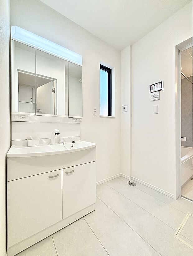 小窓がついているので湿気の多い場所でも換気が十分行えます。毎日の身支度を気持ち良く！