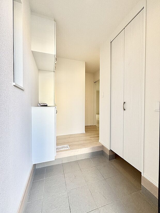 明るい玄関はお客様をお出迎えするのにぴったりです！ 