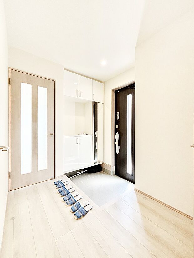 ご家族やお客様を気持ちよくお出迎え!明るい陽光が入り込む玄関。