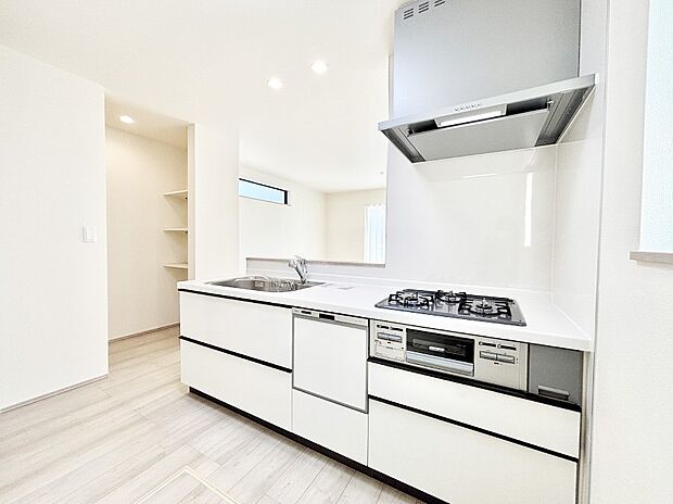 システムキッチンはシンプルでスッキリした飽きの来ないデザインなので永く使えそう!