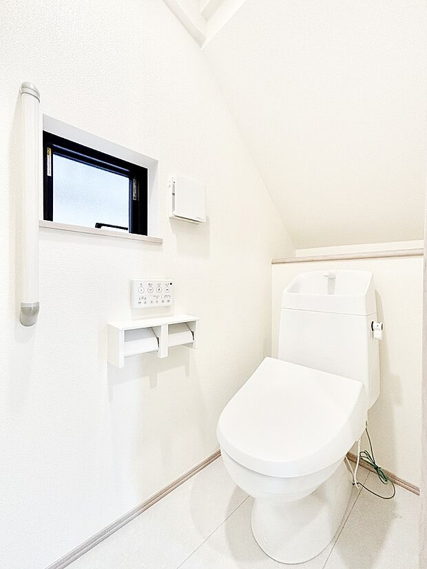 清潔感あるシャワートイレ。小窓から光が注ぎ込みます!