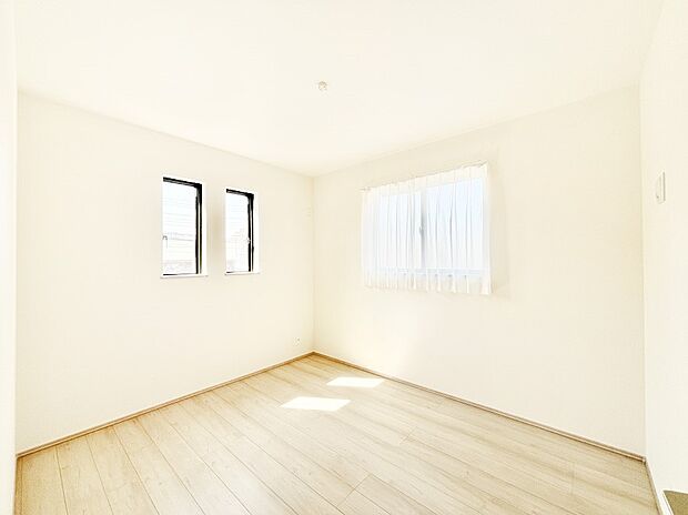 2面採光の洋室。窓から入り込む陽光がお部屋全体を優しく包み込みます!