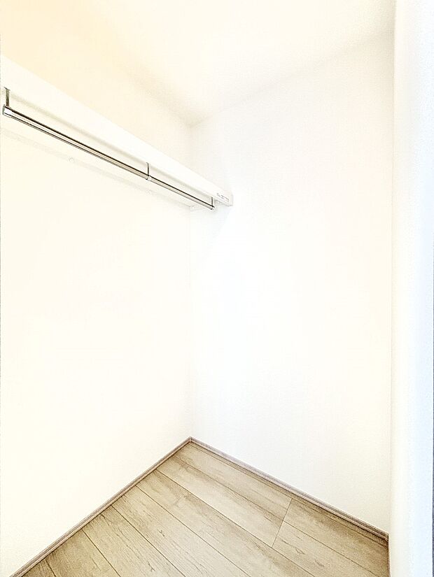 衣類をハンガーに掛けたまま収納できるWIC。衣類の整理整頓がしやすくて便利です!