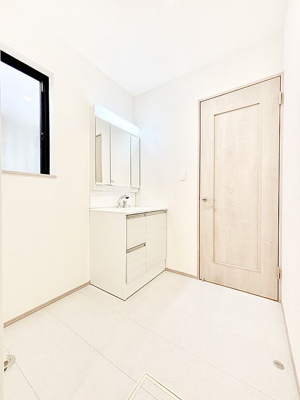 清潔感溢れるホワイトカラーを基調としたランドリースペース