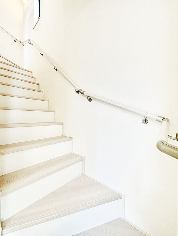 小さなお子様やご年配の方に嬉しい配慮!階段には手摺付きです。