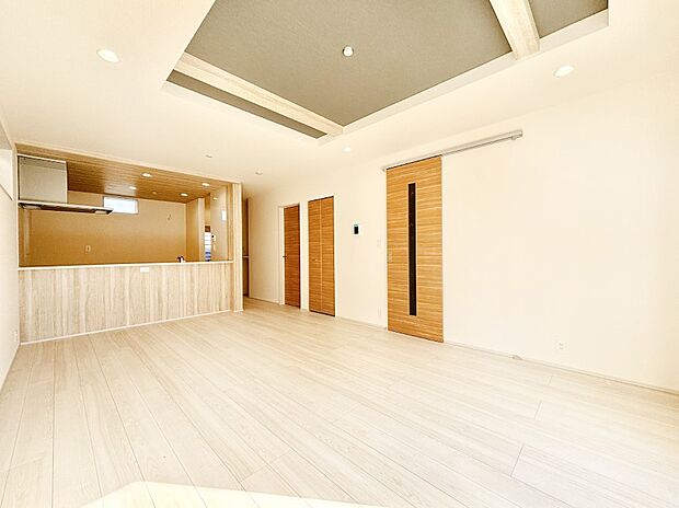 明るい陽光が注ぎ、寛ぎの雰囲気に満たされるリビング・ダイニング。