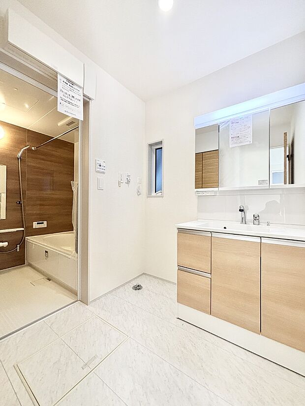 ゆとりの洗面スペースで朝の身支度もスムーズに