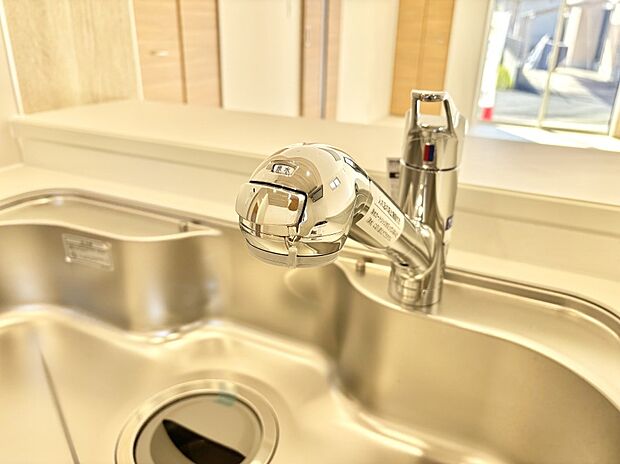 いつでも清潔なおいしいお水を。一つの水栓で水道水と浄水を使い分け。