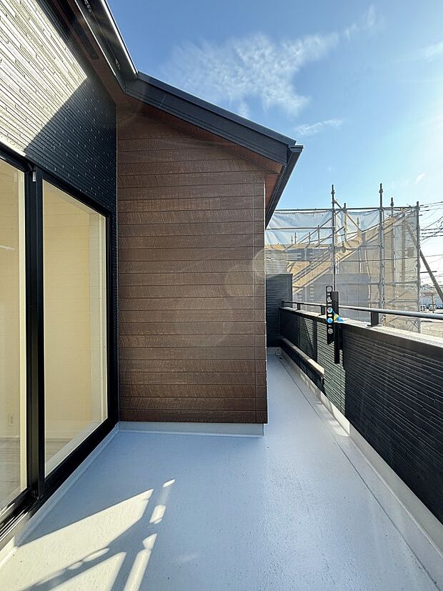 暖かな陽光が降り注ぐバルコニーはお洗濯におすすめ。爽やかな風も心地よいです。