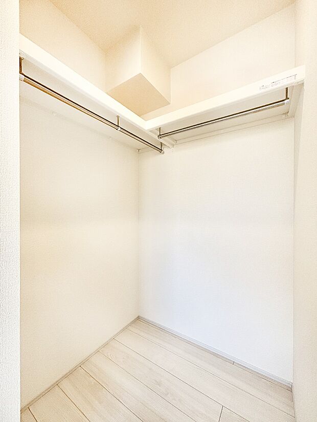 衣類をハンガーに掛けたまま収納できるWIC。衣類の整理整頓がしやすくて便利です!