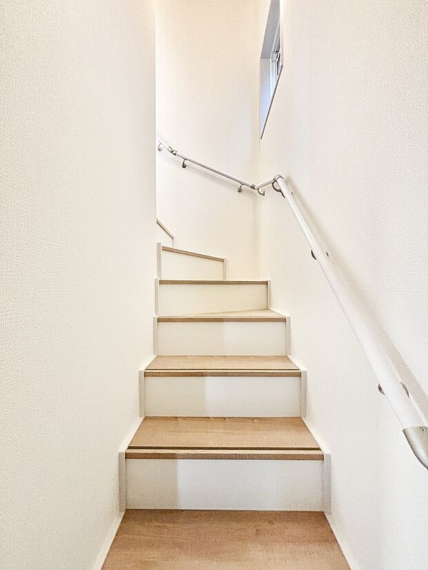 安全性を考慮し階段には手すりを設置しています