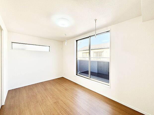 バルコニーが開放感をプラスしてくれる洋室