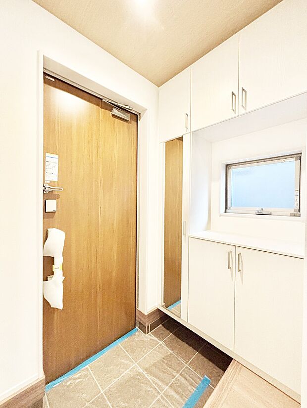 下駄箱はご家族の写真や季節のインテリアで飾り棚として演出できます