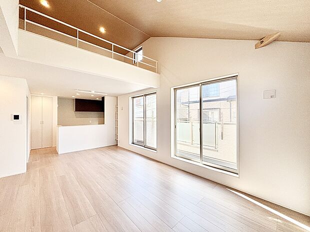 ご家族の賑やかな話し声で包まれる明るいリビング