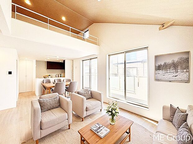 ご家族の賑やかな話し声で包まれる明るいリビング ※家具はCGです