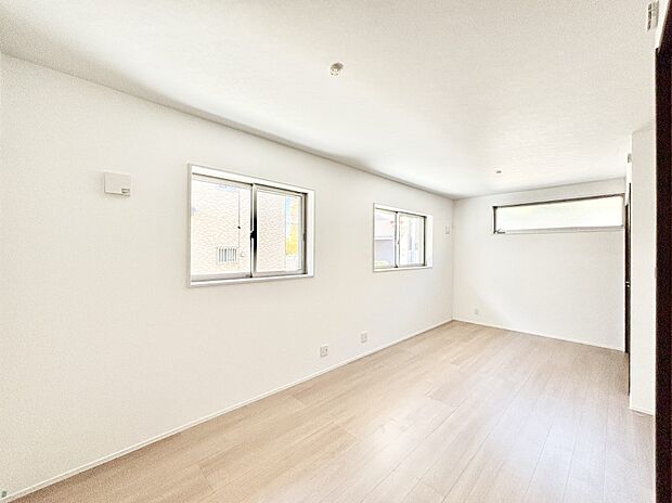 窓からのやさしい光が心地よいプライベートルーム