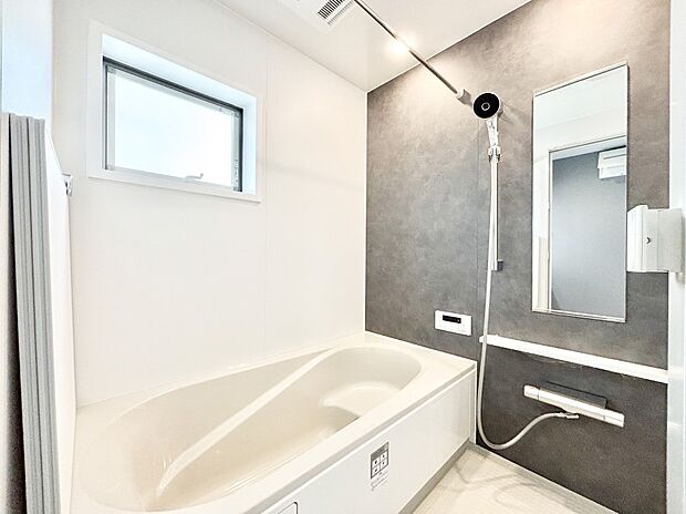 一日の疲れを癒してくれる明るい清潔感のあるバスルーム