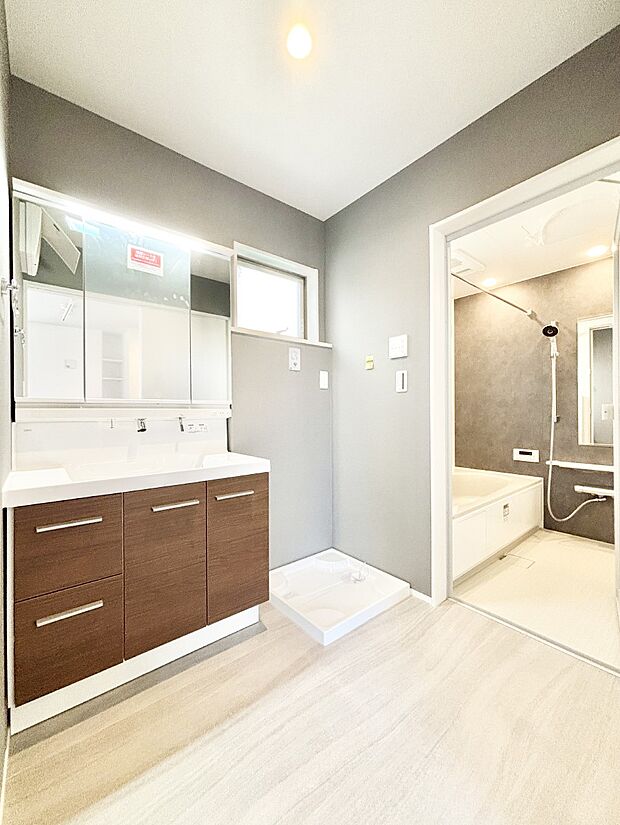 清潔感ある洗面化粧室で朝の身支度も快適