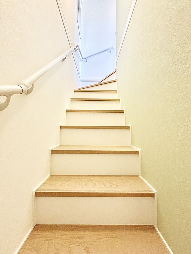 階段は手すり付きなので小さなお子さまやご高齢の方も安心です