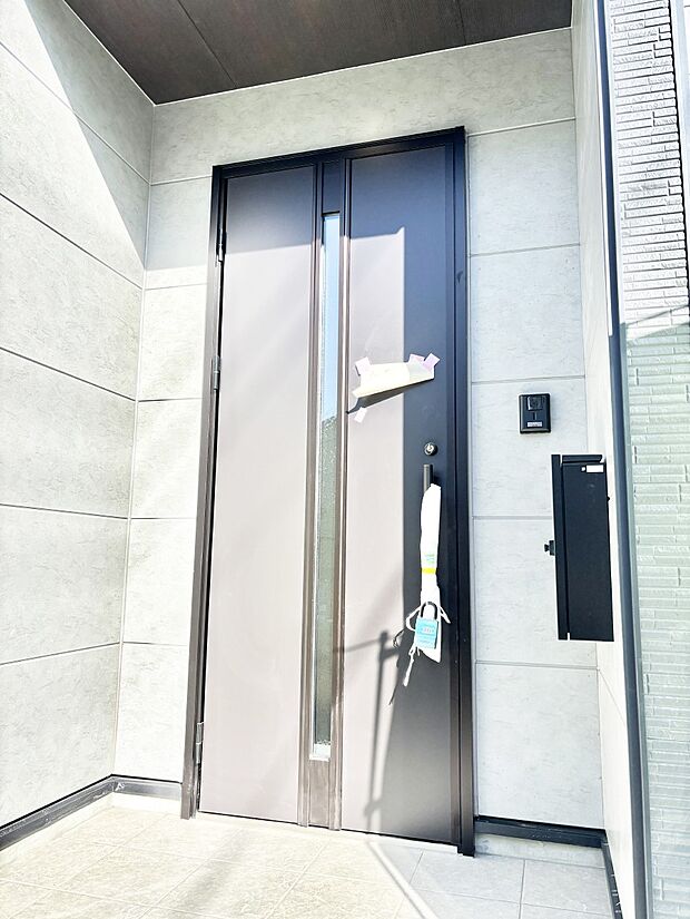 玄関前は雨が降っても濡れにくい屋根付き