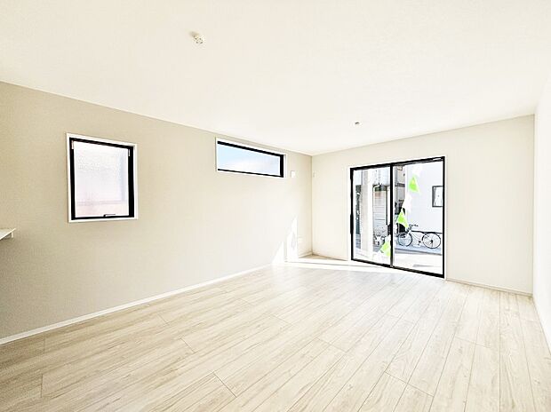 大きな窓からたっぷりの陽光と風を感じられるリビング