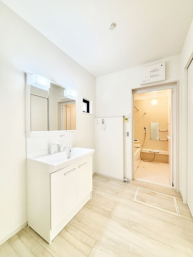 清潔感ある洗面化粧室で朝の身支度も快適