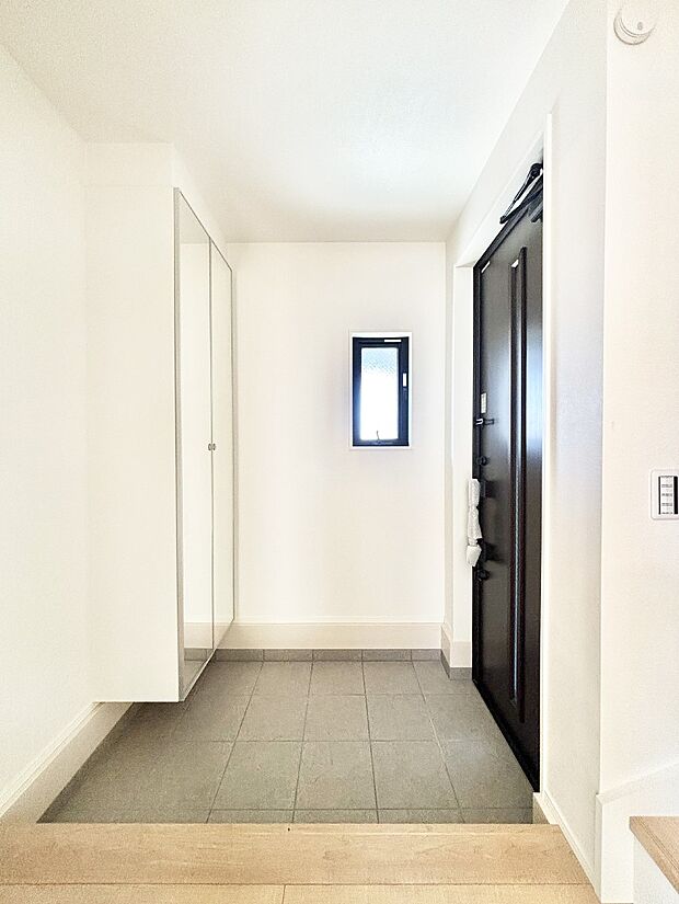 明るい玄関はお客様をお出迎えするのにぴったりです！ 