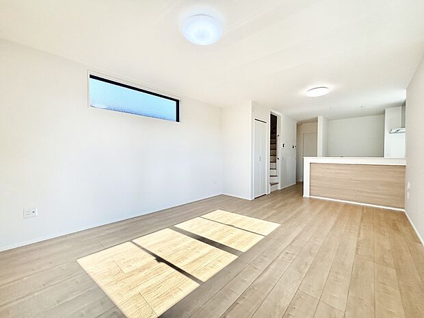 ナチュラルテイストの優しく柔らかい色使いのフローリングが素敵なリビングですね。