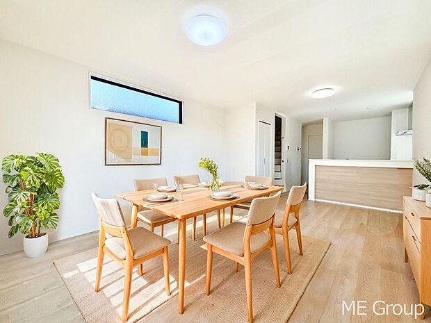 プライバシーも守れる2階リビングは明るく開放感たっぷり！　※家具はCGです