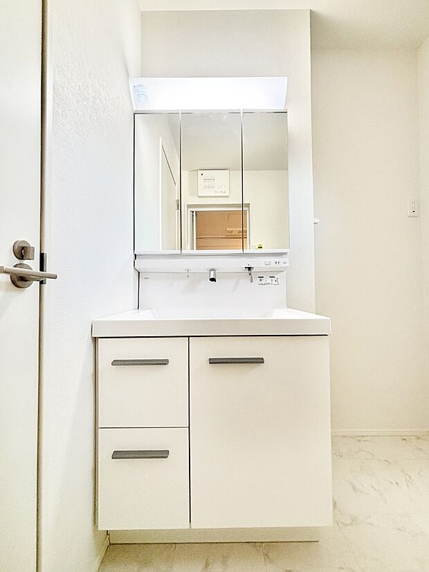 収納力と機能性に優れた洗面化粧台