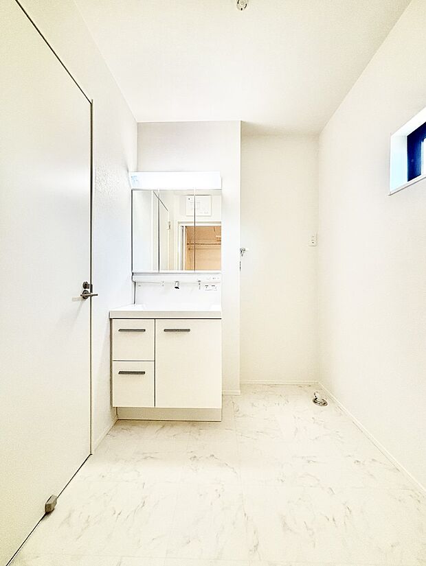 清潔感のある快適空間です。毎日の身支度も気持ち良くお使い頂けます。 