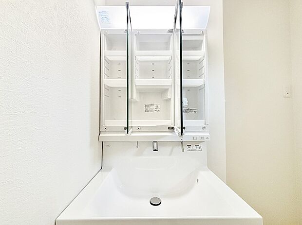 三面鏡の裏に、化粧品や衛生用品などを収納可能。洗面台をすっきりと保ちます！  