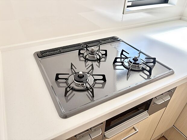 ガスコンロはＳｉセンサー搭載。火力調節や焦げ付き・消し忘れも防いでくれます。