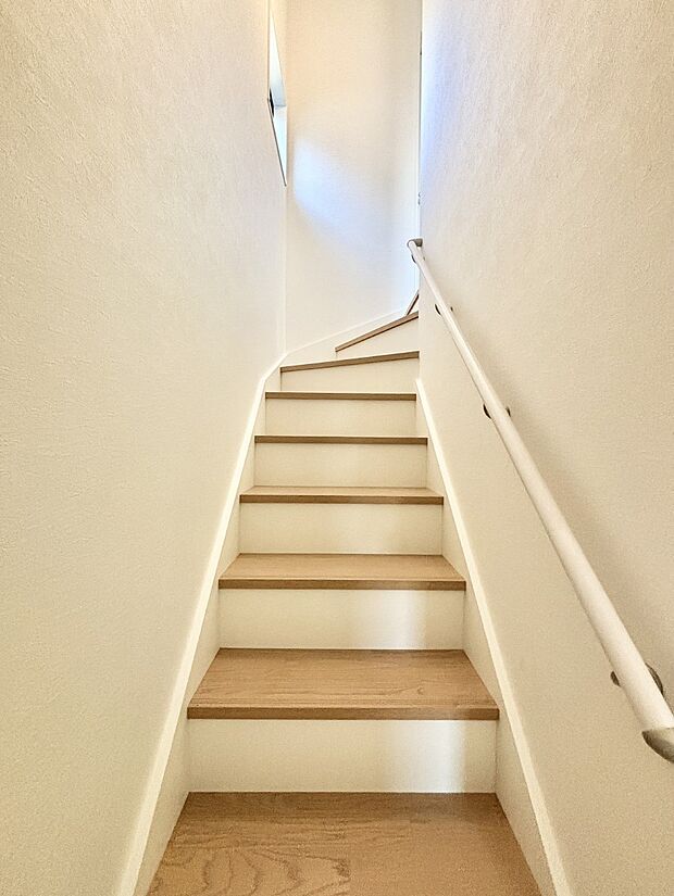 安全性を考慮し階段には手すりを設置しています