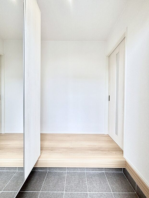 ミラー付きシューズボックスはお出かけ前の身だしなみチェックに便利