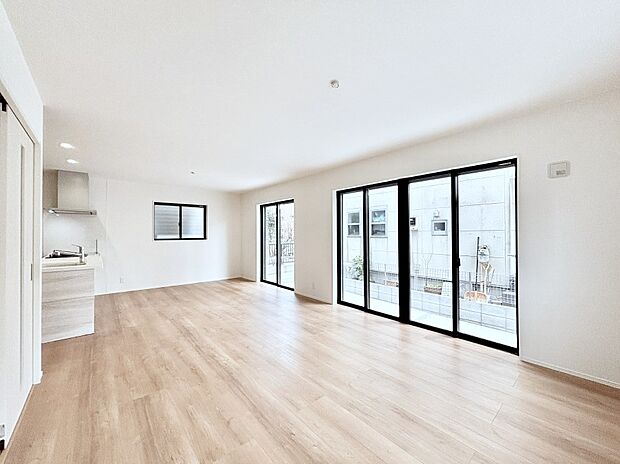 大きな窓からたっぷりの陽光と風を感じられるリビング