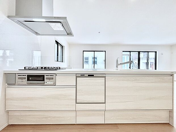 食洗機・浄水器・3ツ口コンロなどデザイン性も機能性も兼ね備えたシステムキッチン!