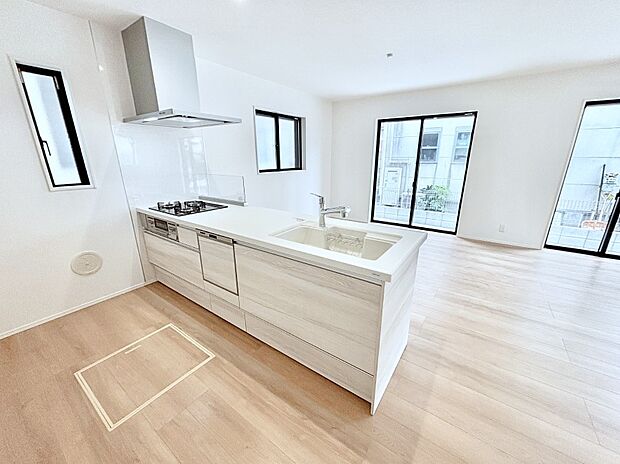 カウンター越しに楽しいおしゃべり。いつものお料理がもっと美味しくなりそうですね。