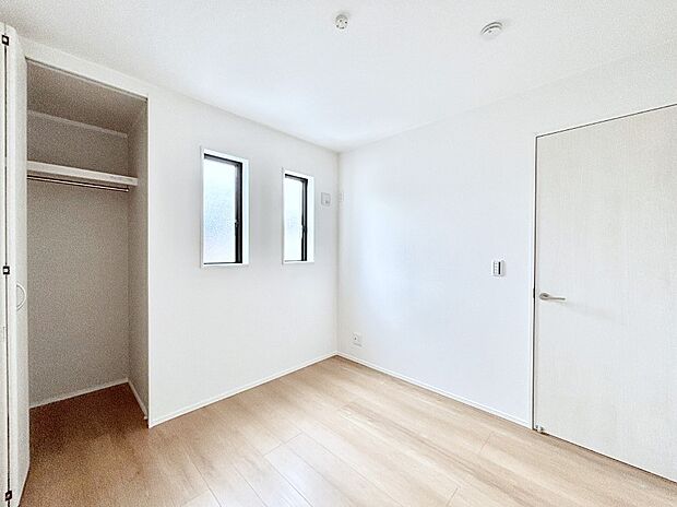 窓からのやさしい光が心地よいプライベートルーム