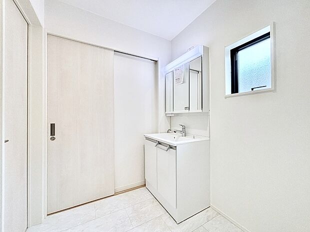 大きく見やすい三面鏡で清潔感ある洗面台は、身だしなみチェックや肌のお手入れにおすすめです。