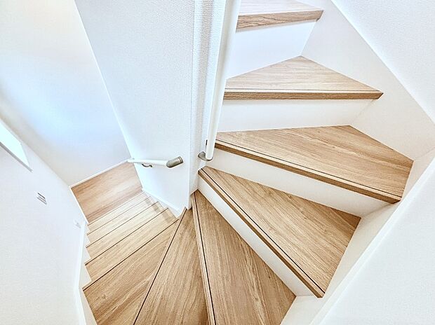 安全性を考慮し階段には手すりを設置しています