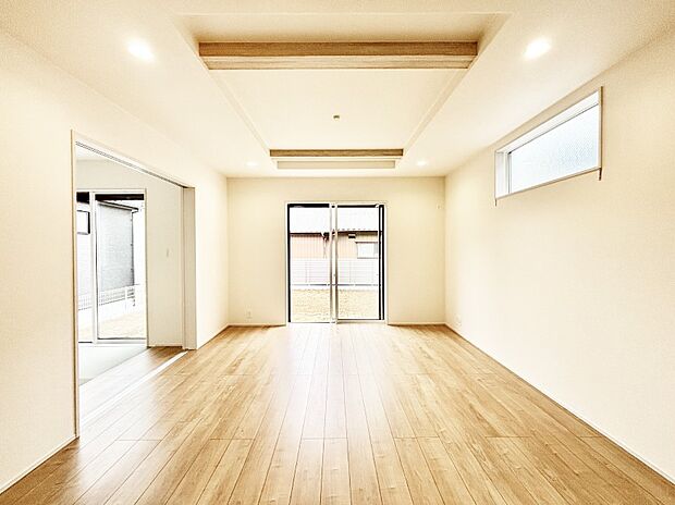 自然光が取り込まれ、家族団らんの場所を明るく演出