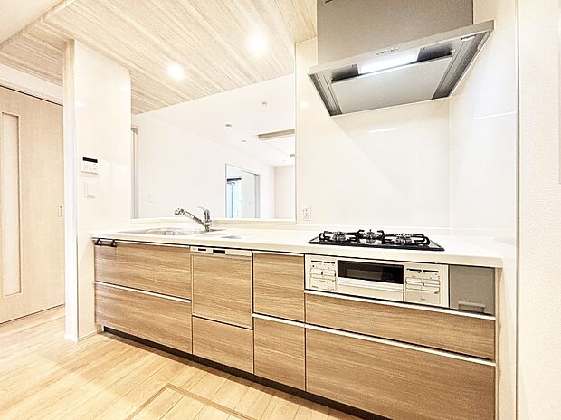 カウンター越しに楽しいおしゃべり。いつものお料理がもっと美味しくなりそうですね