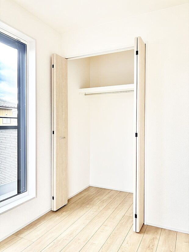 毎日着る衣類や荷物などの収納に便利なクローゼット付きです。