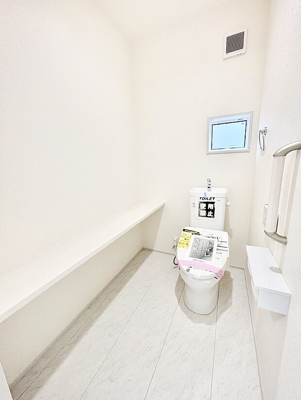 換気用小窓があり、明るく清潔な空間です。