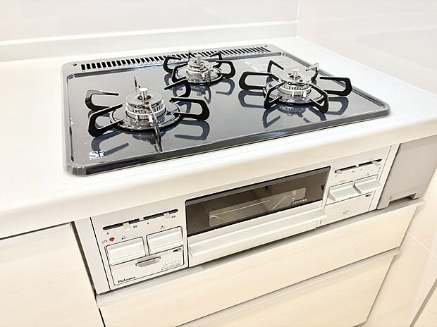 ガスコンロはSiセンサー搭載。火力調節や焦げ付き・消し忘れも防いでくれます。