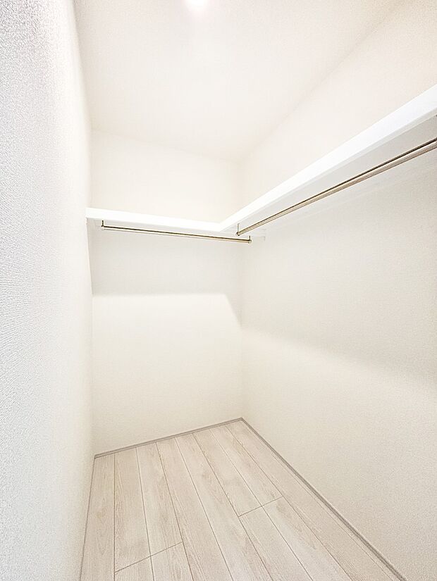 ウォークインクローゼットの活用で生活空間スッキリ